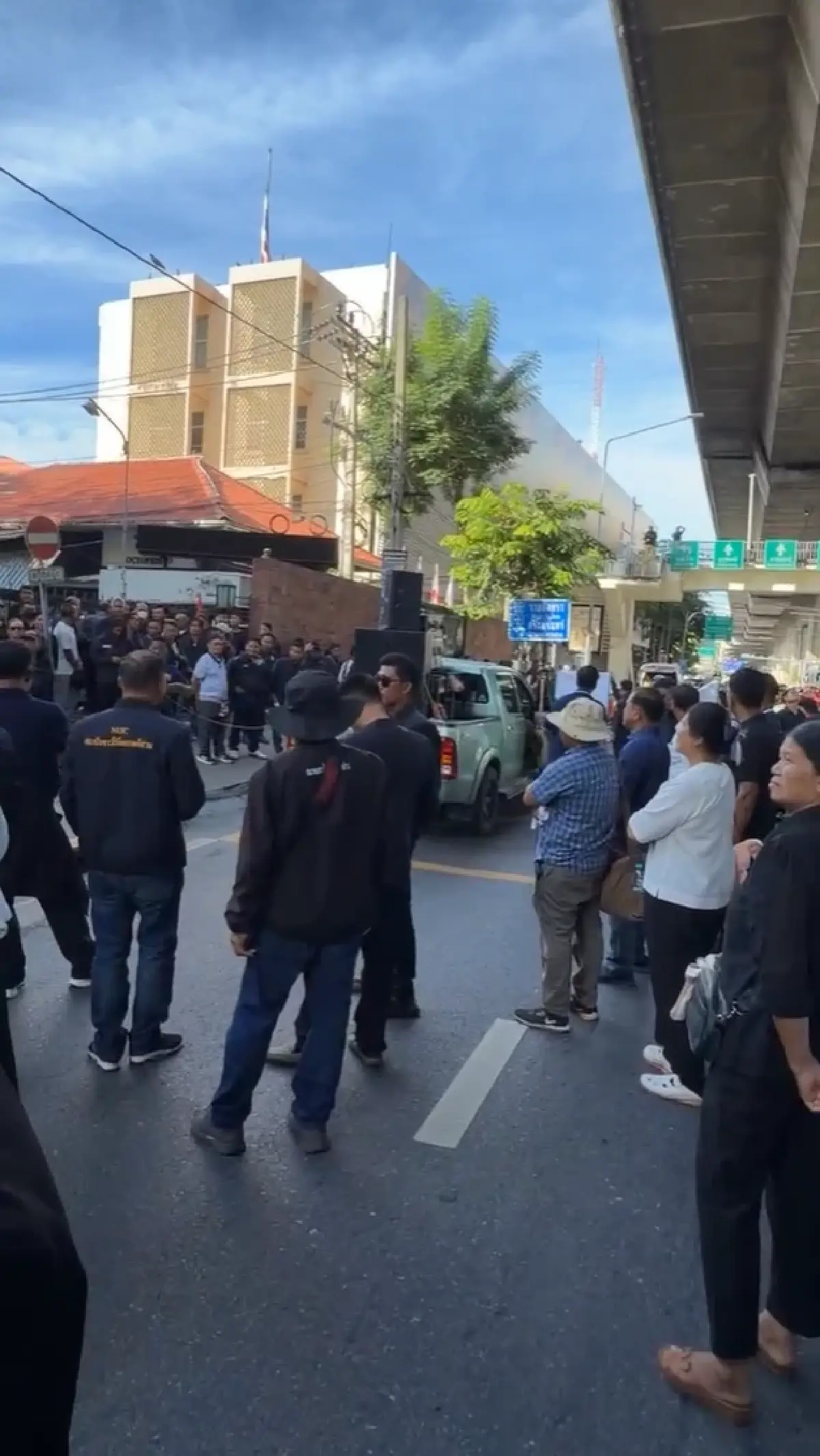 ด่วน ชุมนุมใหญ่ 2,500 คน ปิดถนนหน้ากระทรวงอุตฯ ขอเงินช่วยเหลือไร่อ้อย