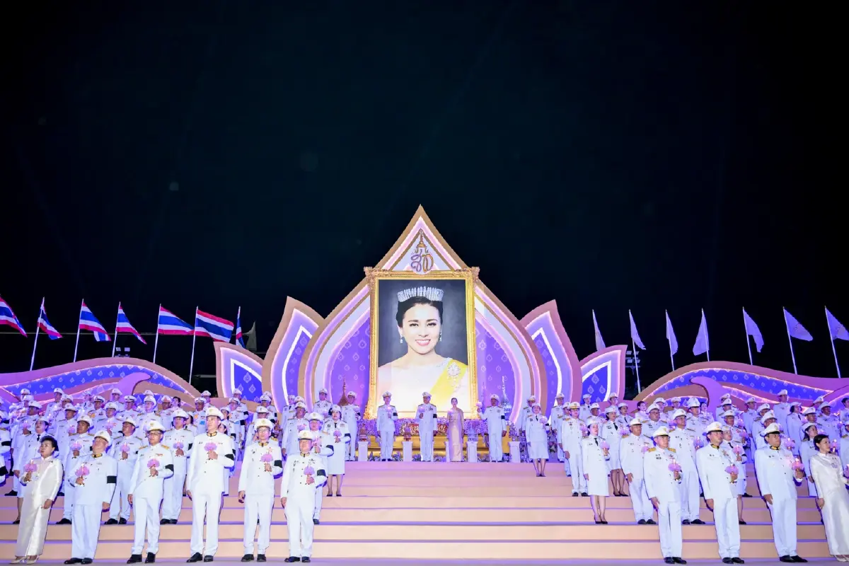 นายกฯ นำจุดเทียนถวายพระพรชัยมงคล สมเด็จพระนางเจ้าฯ พระบรมราชินี เฉลิมพระชนมพรรษา 4 รอบ