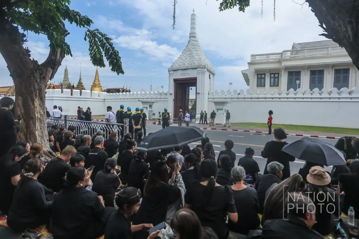 พสกนิกรปักหลักรอขบวนเชิญพระศพ “เจ้าฟ้าพัชรกิติยาภาฯ” หน้าพระบรมมหาราชวัง