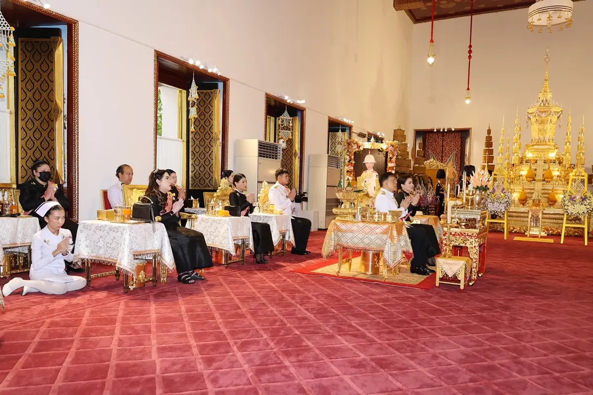 ในหลวง-พระราชินี เสด็จฯ ไปในการพระราชพิธีทรงบำเพ็ญพระราชกุศลปัณรสมวาร (15 วัน)