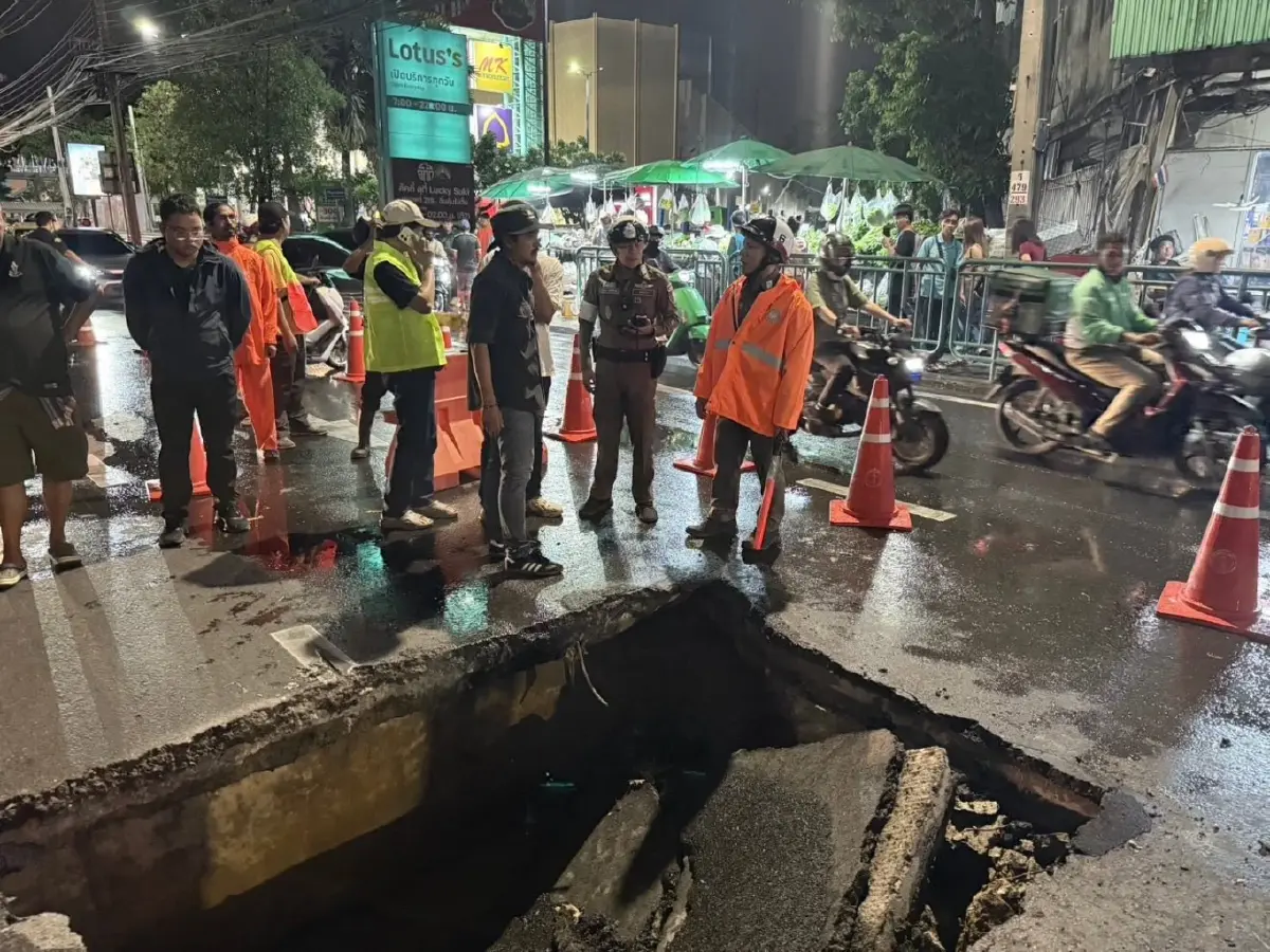 ถนนทรุด เลน 2 หน้าโลตัสบางกะปิ เสี่ยงอุบัติเหตุ แนะชะลอความเร็ว
