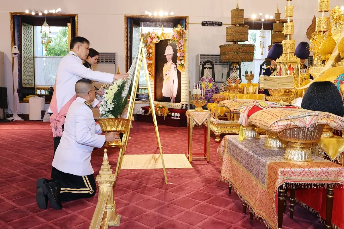 ในหลวง-พระราชินี เสด็จฯ ไปในการพระราชพิธีทรงบำเพ็ญพระราชกุศลปัณรสมวาร (15 วัน)