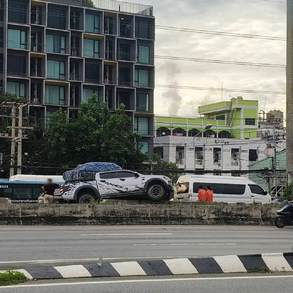 กระทบคนปทุมธานี พหลโยธิน รถติดมาก รถชน 3 คันซ้อน - กระบะมะนาวคว่ำ