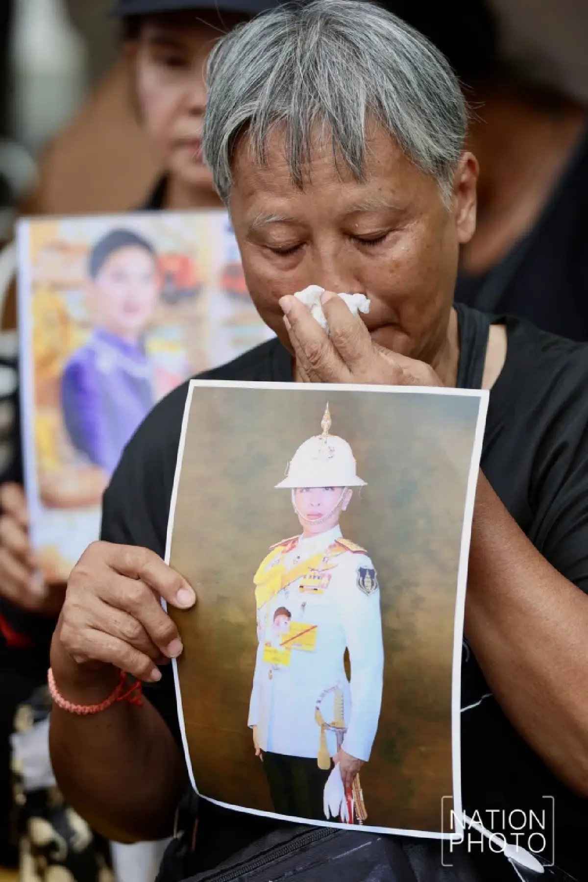 พสกนิกรปักหลักรอขบวนเชิญพระศพ “เจ้าฟ้าพัชรกิติยาภาฯ” หน้าพระบรมมหาราชวัง