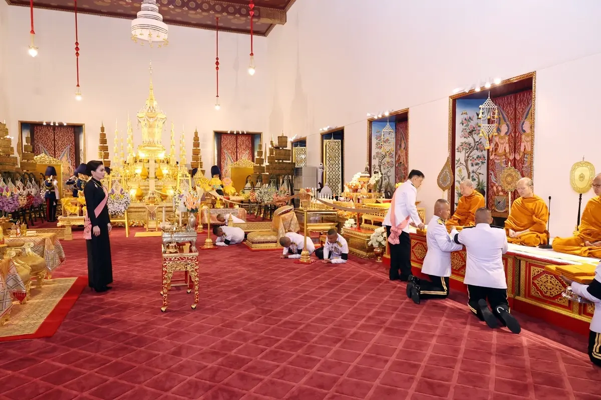 ในหลวง-พระราชินี เสด็จฯ ไปในการพระราชพิธีทรงบำเพ็ญพระราชกุศลปัณรสมวาร (15 วัน)