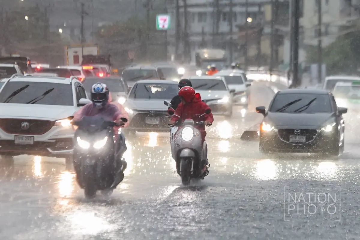 ฝนถล่มกรุง รัชดาน้ำท่วมขัง รถเล็กสัญจรลำบาก อุตุฯ เตือนตกยาวถึง 20 มิ.ย.