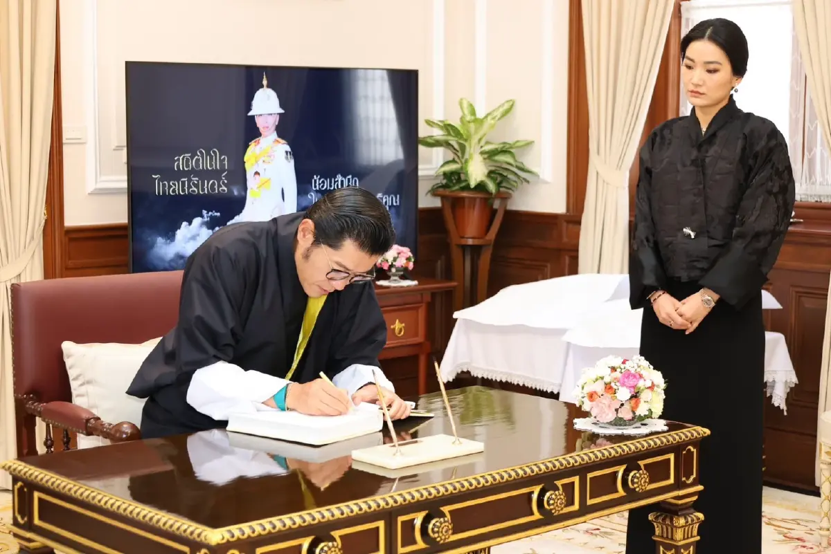 สมเด็จพระราชาธิบดี-พระราชินีแห่งภูฏาน ทรงวางพวงมาลาสักการะพระศพ เจ้าฟ้าพัชรกิติยาภา