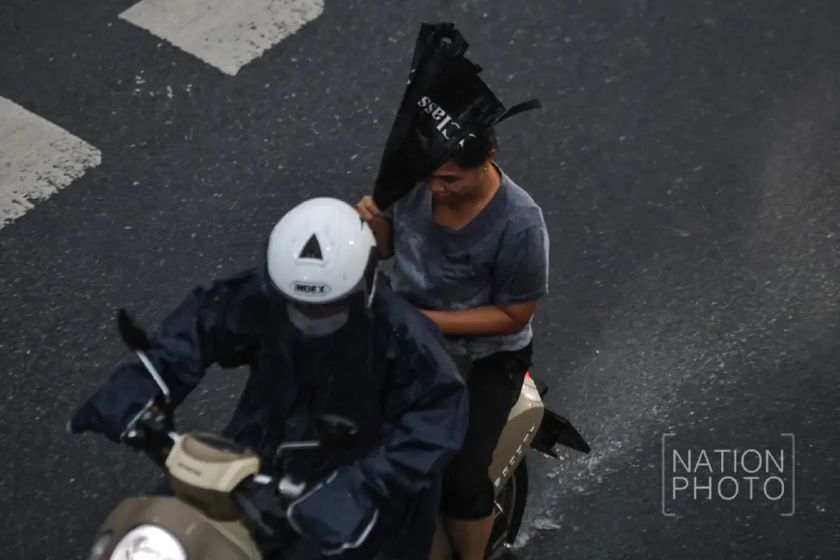 ฝนถล่มกรุง รัชดาน้ำท่วมขัง รถเล็กสัญจรลำบาก อุตุฯ เตือนตกยาวถึง 20 มิ.ย.