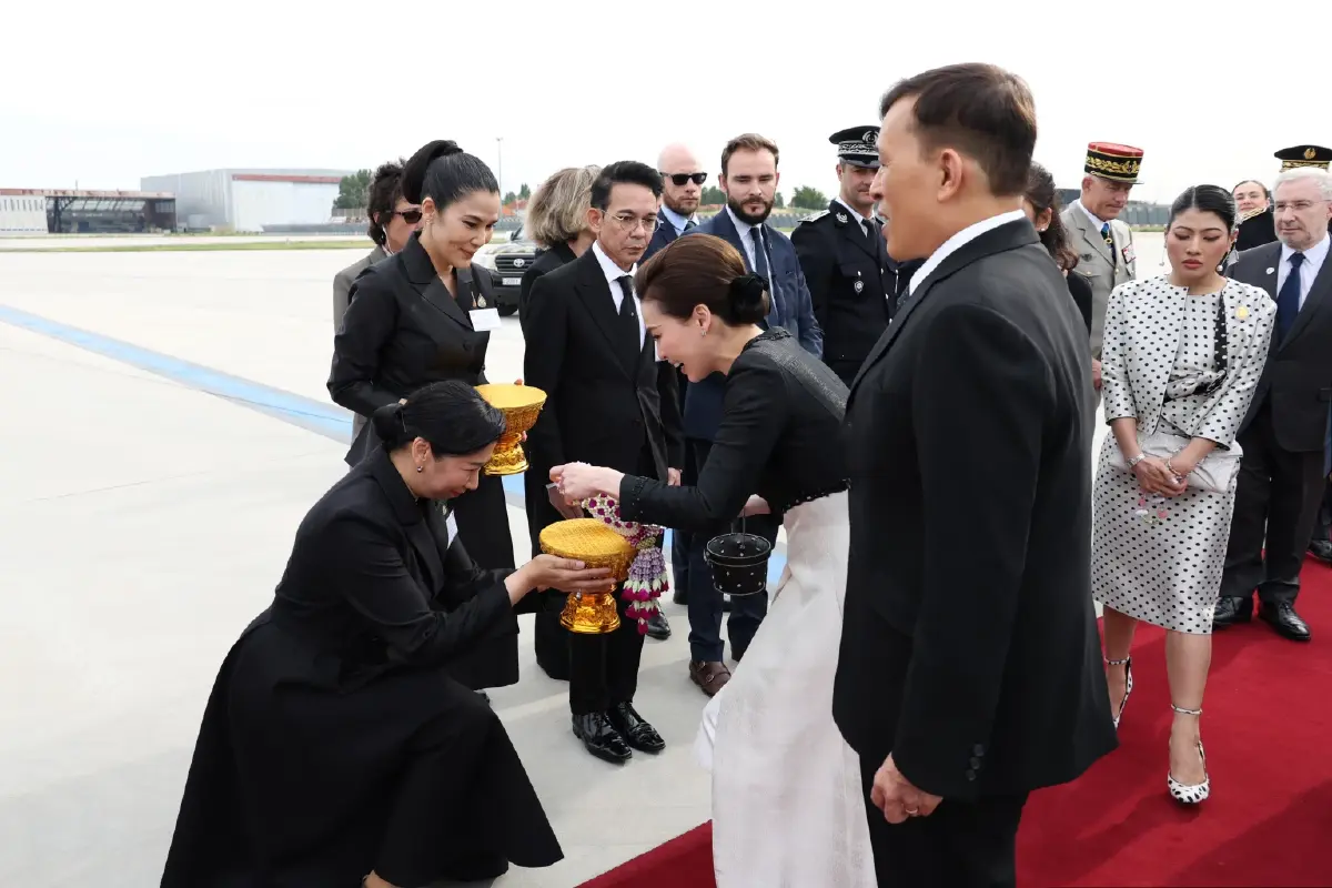 ในหลวง-พระราชินี เสด็จฯ ถึงฝรั่งเศส เจ้าฟ้าสิริวัณณวรี เฝ้าฯ รับเสด็จ