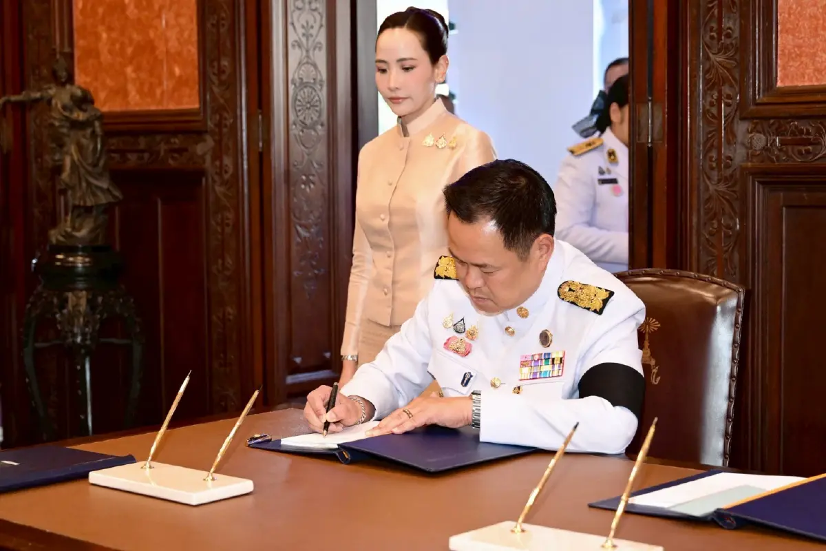 ‘นายกฯ’ ลงนามถวายพระพร ‘พระราชินี’ เฉลิมพระชนมพรรษา 4รอบ