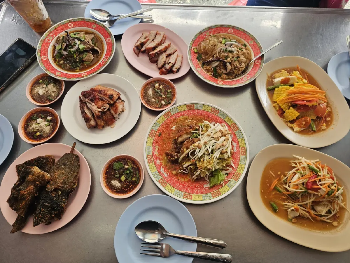 'เจ๊แดง สามย่าน' ตำนานร้านส้มตำมิชลินสตรีทฟู้ด  'คอหมูย่าง' นุ่มๆ