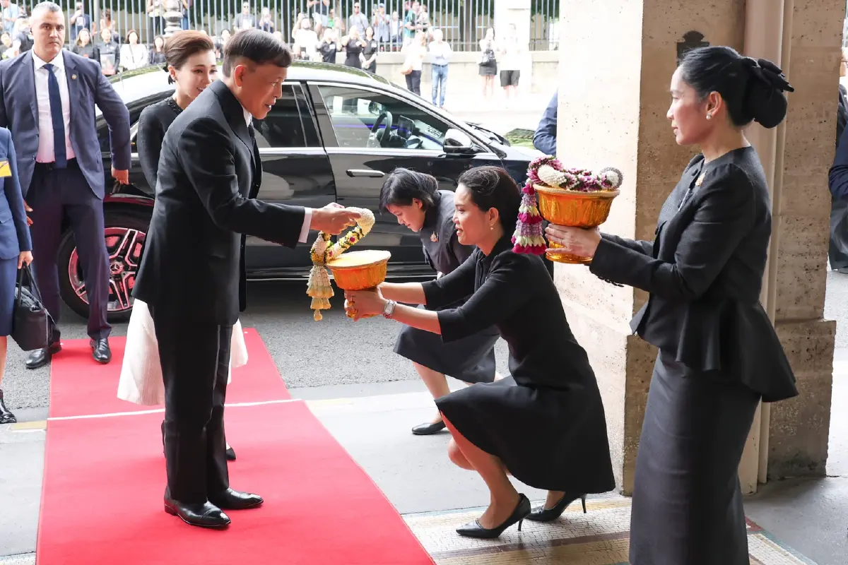 ในหลวง-พระราชินี เสด็จฯ ถึงฝรั่งเศส เจ้าฟ้าสิริวัณณวรี เฝ้าฯ รับเสด็จ