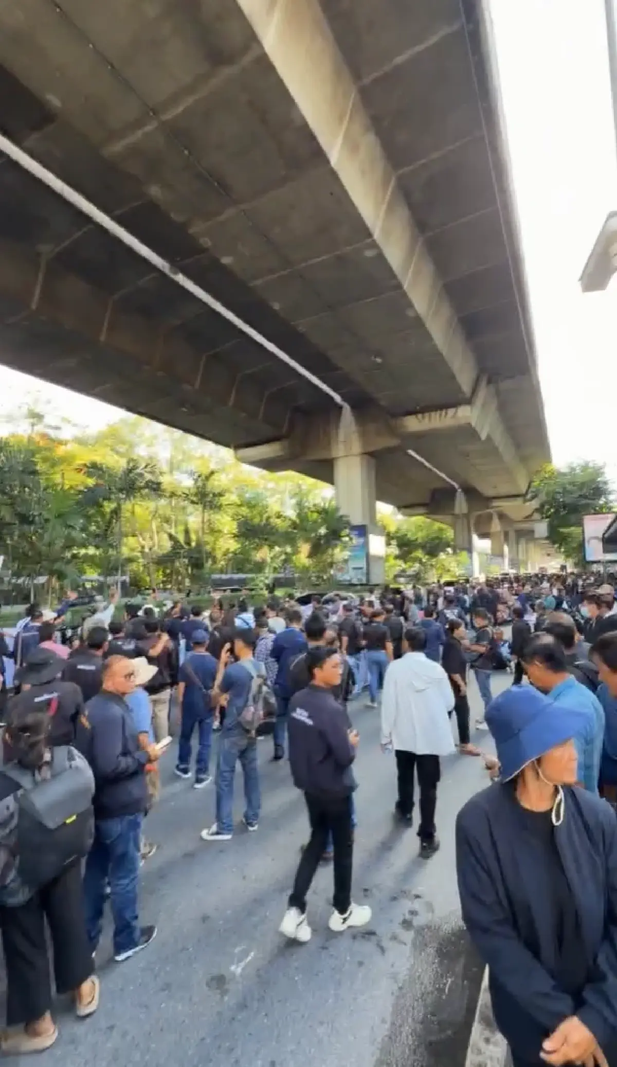 ด่วน ชุมนุมใหญ่ 2,500 คน ปิดถนนหน้ากระทรวงอุตฯ ขอเงินช่วยเหลือไร่อ้อย