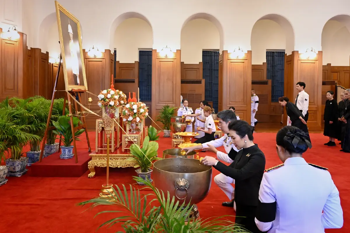 มูลนิธิสิริวัฒนภักดี และไทยเบฟ เข้าถวายน้ำสรงพระศพ 'เจ้าฟ้าพัชรกิติยาภาฯ'