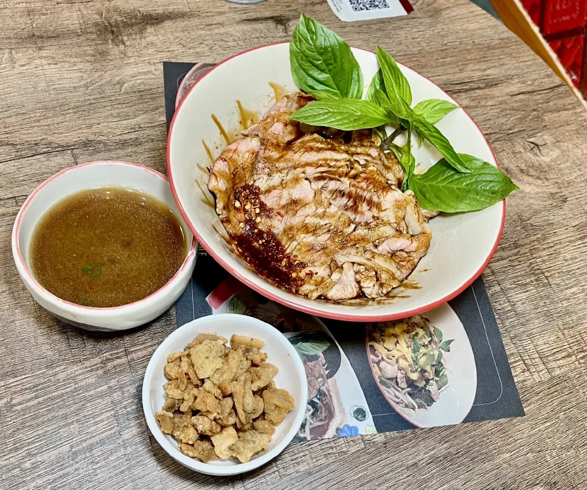 ‘ก๋วยเตี๋ยวเรือ’ ที่ ร้าน ‘Aroy Tatien’ น้ำซุปดีมีสมุนไพร 27 ชนิด