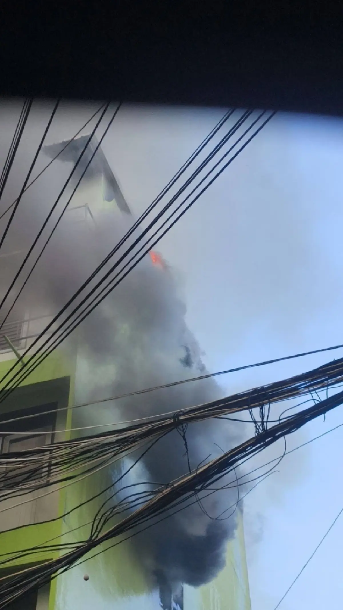 อัปเดตด่วน! ไฟไหม้กลางกรุงเทพ พระราม 6 บ้านวอด 5 หลัง หวั่นอาคารทรุดตัว