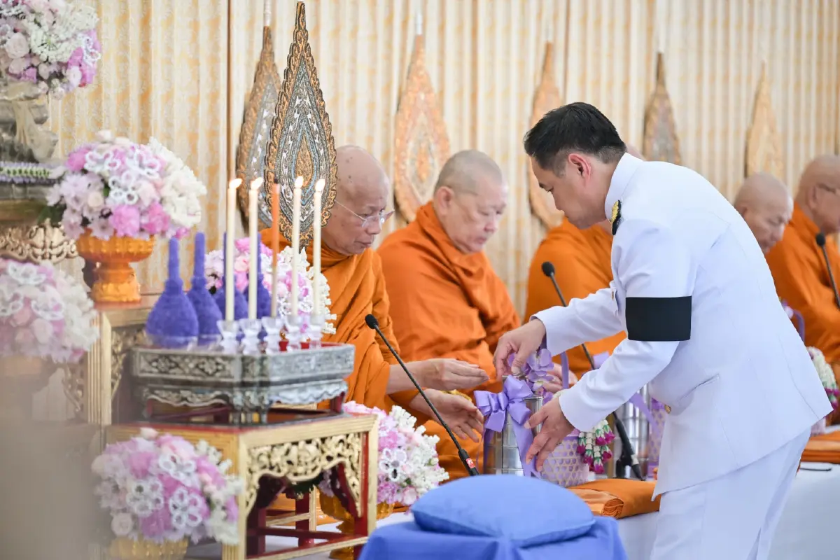 ‘อนุทิน’ พร้อมภริยา ทำบุญตักบาตร เฉลิมพระชนมพรรษา ‘พระราชินี’