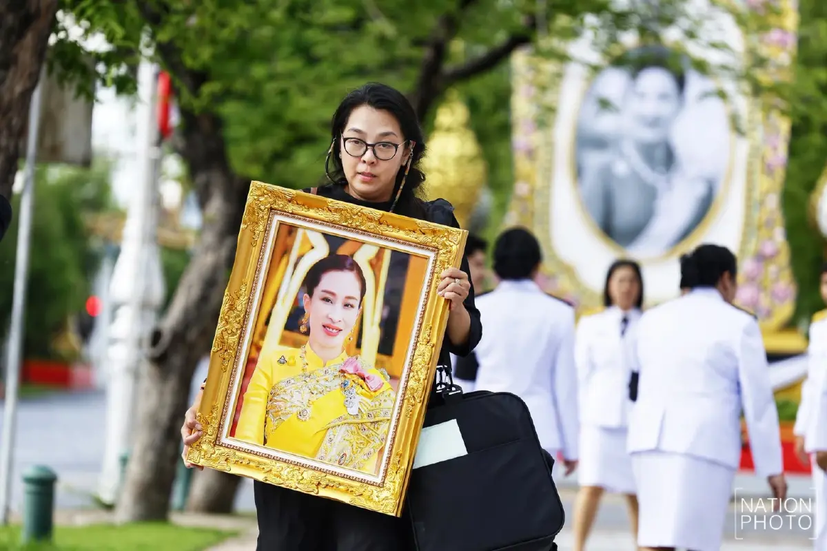 ในหลวง-พระราชินี เสด็จฯ นำขบวนเชิญพระศพ “เจ้าฟ้าพัชรกิติยาภาฯ” สู่พระบรมมหาราชวัง