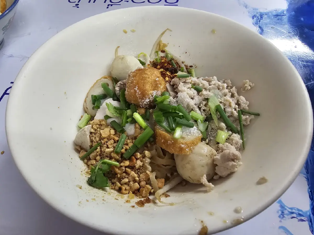 'โกวใหญ่' ก๋วยเตี๋ยวหมูต้มยำ เย็นตาโฟรสเด็ด แห่ง ลาดพร้าว-วังหิน