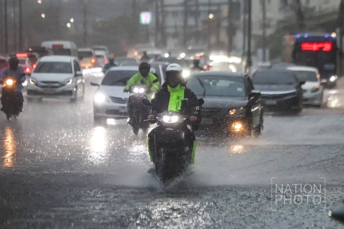 ฝนถล่มกรุง รัชดาน้ำท่วมขัง รถเล็กสัญจรลำบาก อุตุฯ เตือนตกยาวถึง 20 มิ.ย.