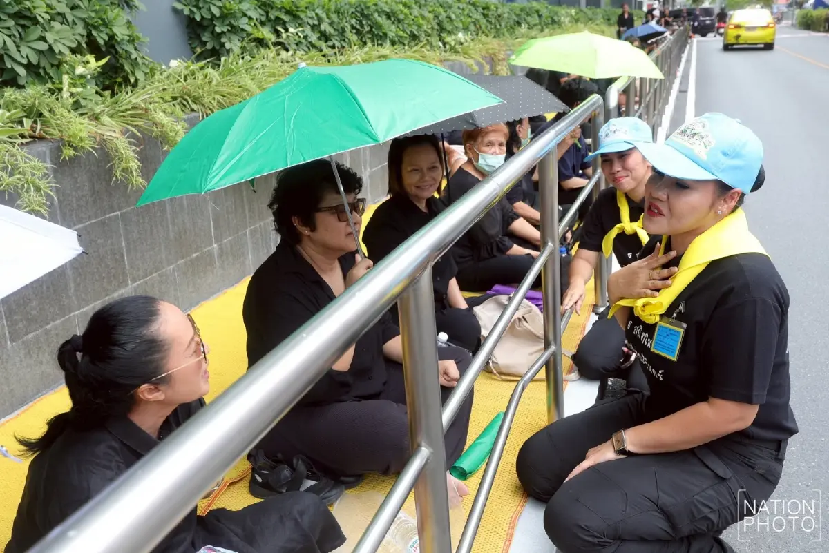 พสกนิกรหลั่งไหล รพ.จุฬาฯ รอส่งเสด็จเคลื่อนพระศพ “เจ้าฟ้าพัชรกิติยาภาฯ” สู่พระบรมมหาราชวัง