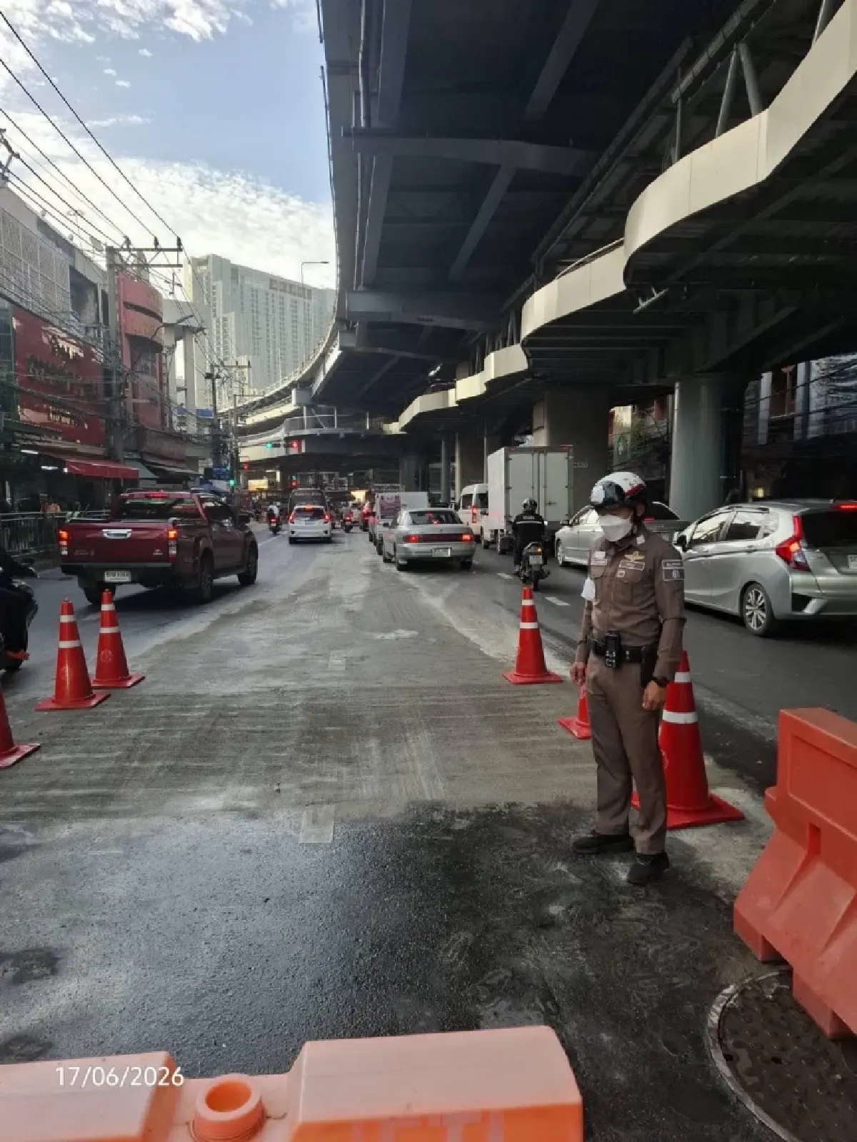 คืบหน้าล่าสุด ถนนทรุดตัว หน้าโลตัสบางกะปิ ปิดซ่อมซ้ำ รอปูนแห้ง
