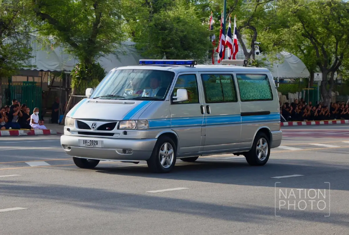 ในหลวง-พระราชินี เสด็จฯ นำขบวนเชิญพระศพ “เจ้าฟ้าพัชรกิติยาภาฯ” สู่พระบรมมหาราชวัง