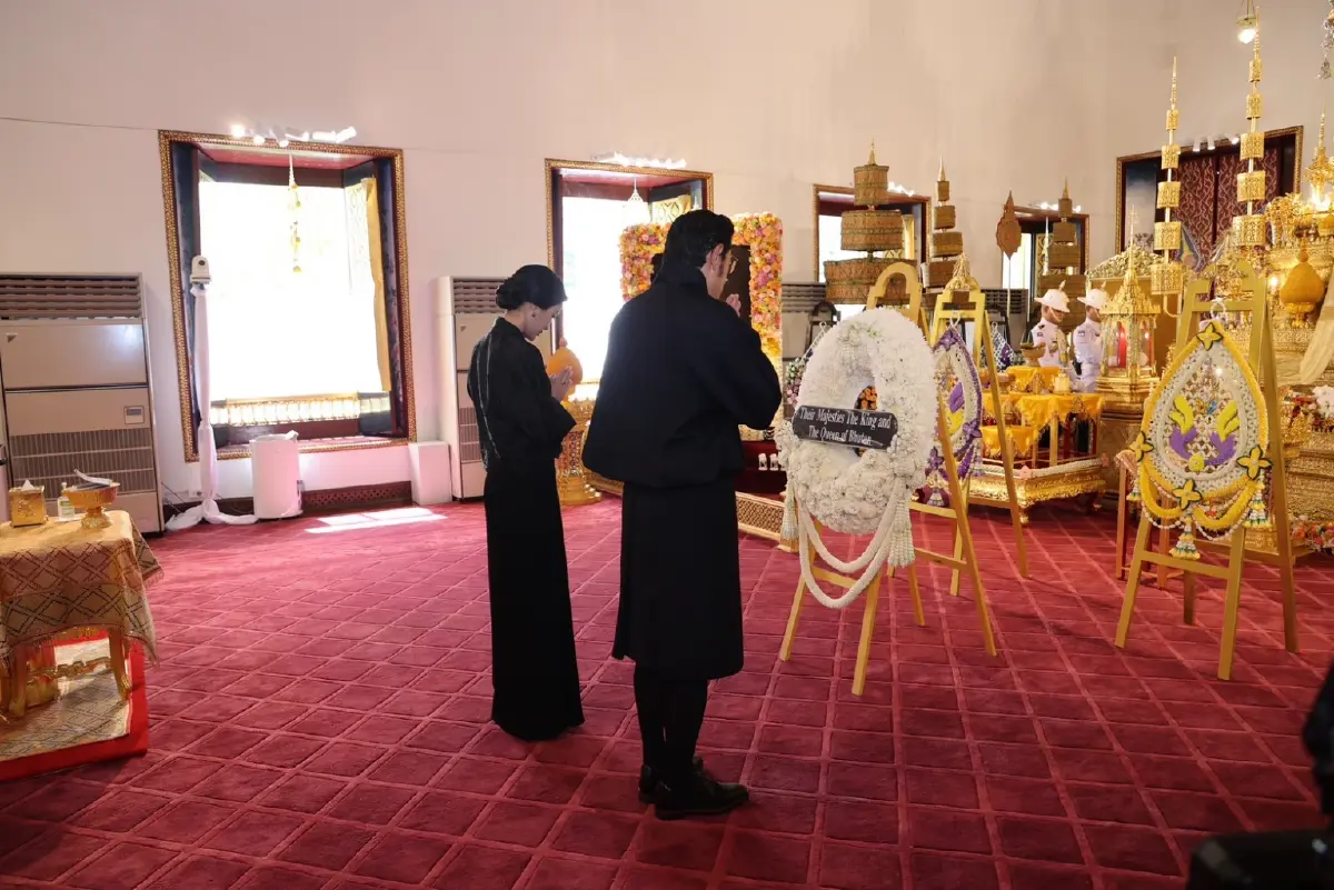 สมเด็จพระราชาธิบดี-พระราชินีแห่งภูฏาน ทรงวางพวงมาลาสักการะพระศพ เจ้าฟ้าพัชรกิติยาภา