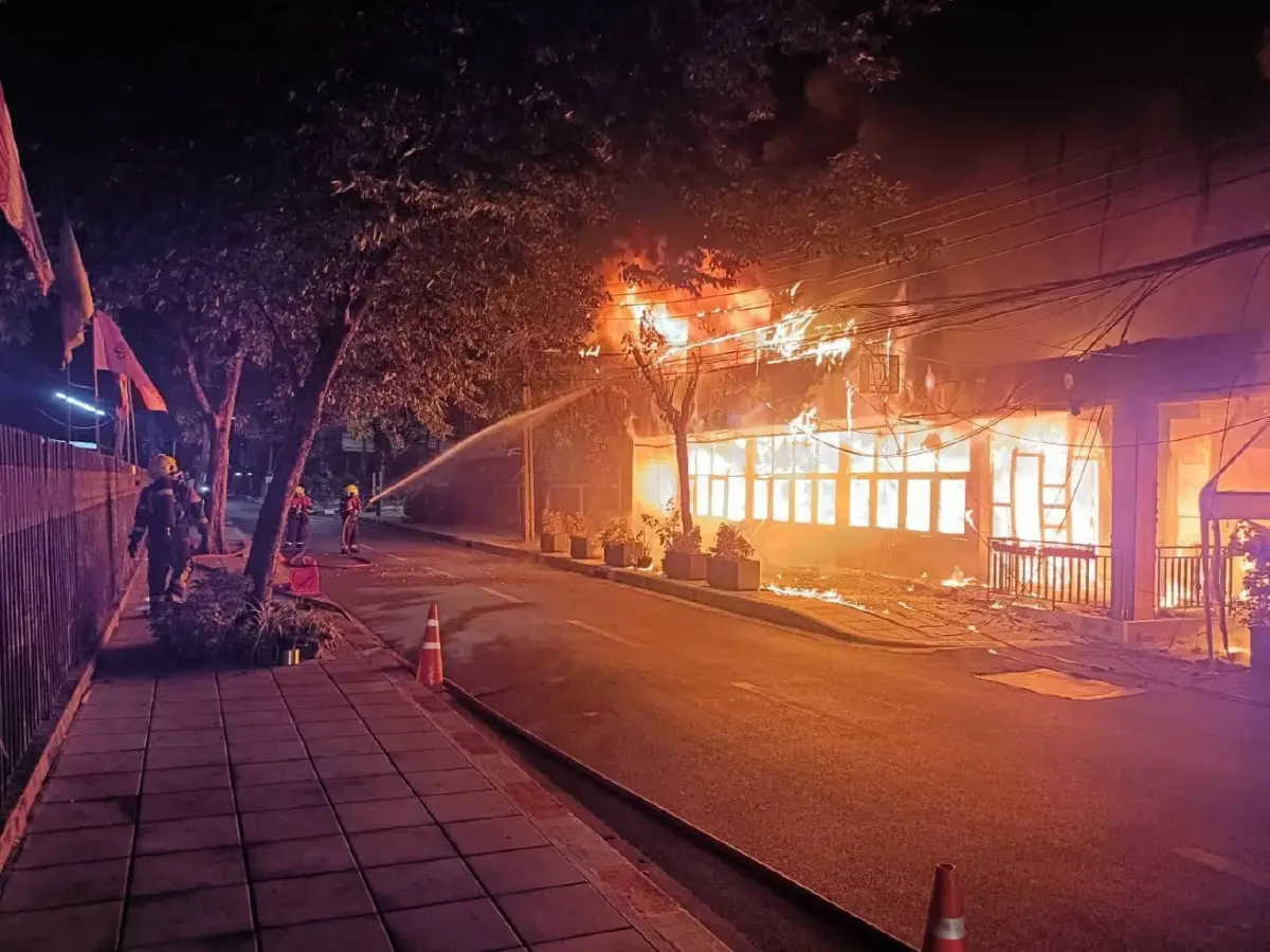 ด่วน! ไฟไหม้ร้านอาหารย่านสาทร เผยนาทีระทึก พบผู้บาดเจ็บ 2 ราย