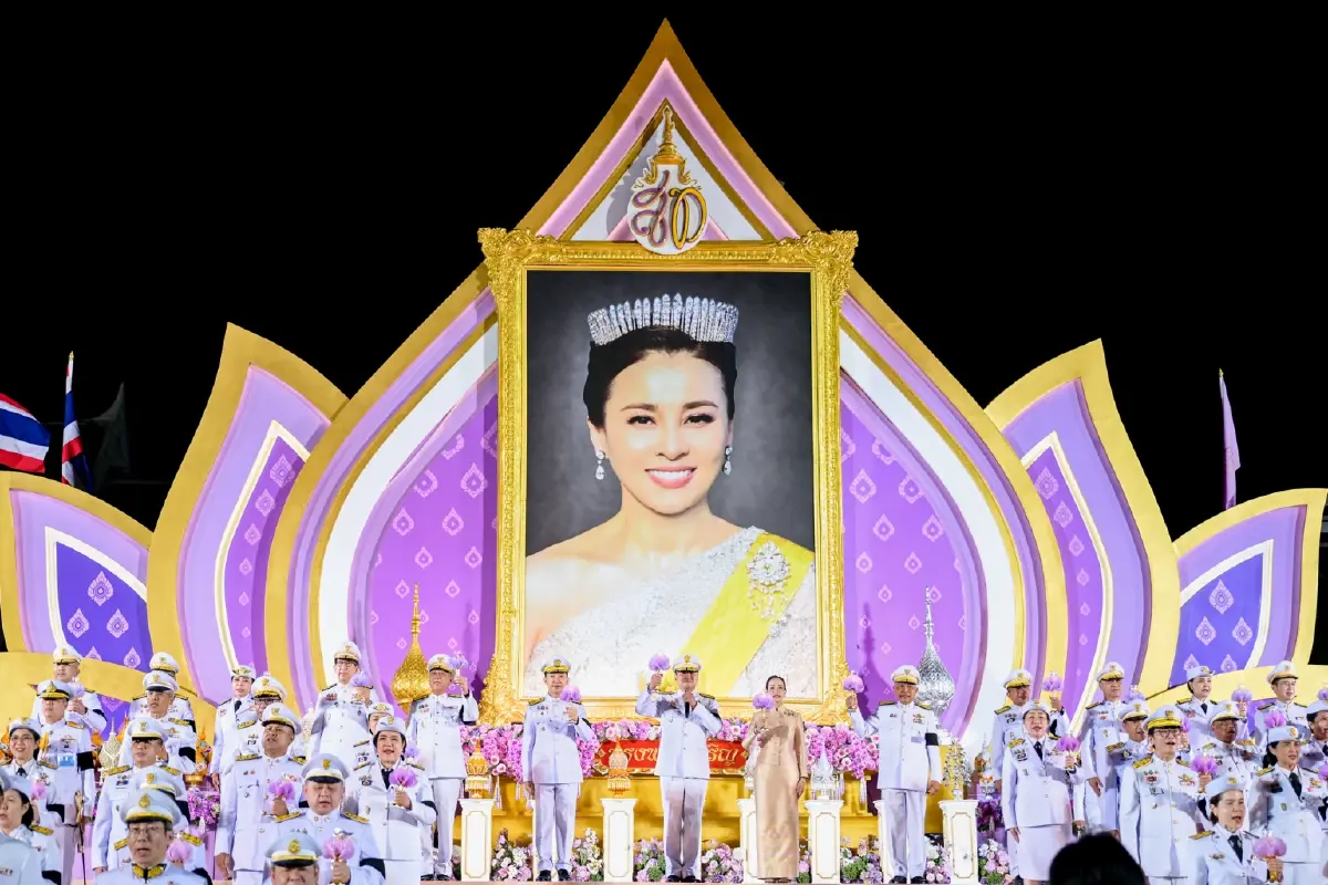 นายกฯ นำจุดเทียนถวายพระพรชัยมงคล สมเด็จพระนางเจ้าฯ พระบรมราชินี เฉลิมพระชนมพรรษา 4 รอบ