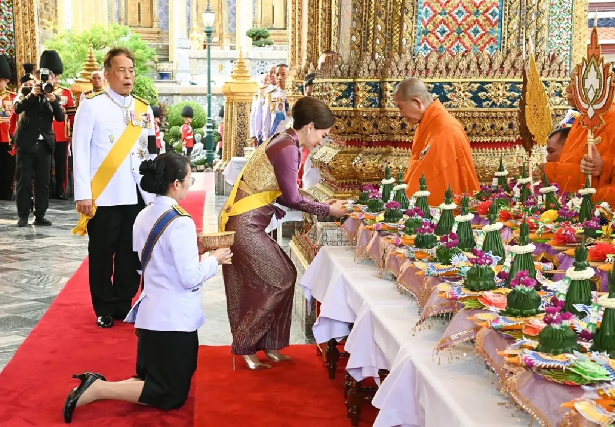 ในหลวง-พระราชินี เสด็จฯ ไปในการพระราชพิธีมหามงคลเฉลิมพระชนมพรรษา 4 รอบ