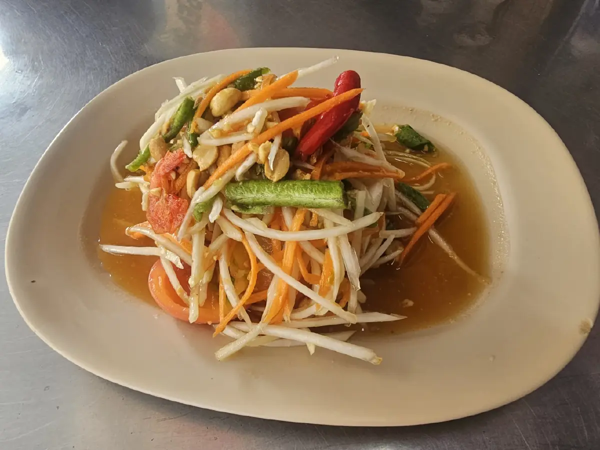 'เจ๊แดง สามย่าน' ตำนานร้านส้มตำมิชลินสตรีทฟู้ด  'คอหมูย่าง' นุ่มๆ