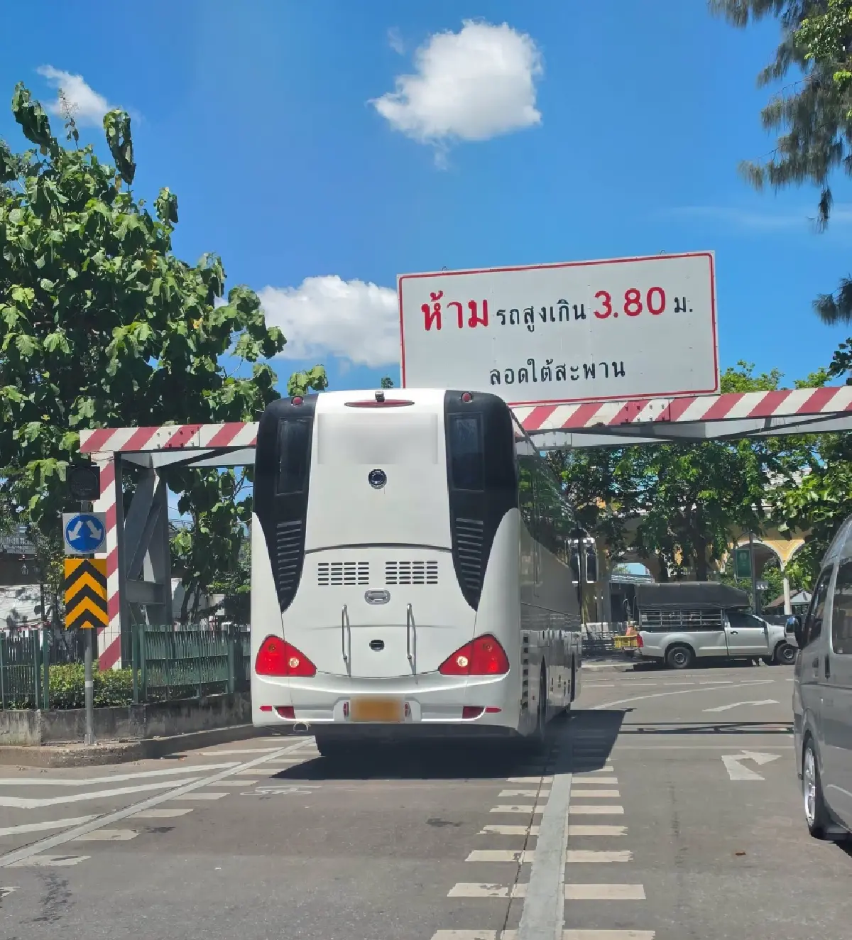 เป็นรื่องแล้ว กระทบคนฝั่งธนฯ รถบัสติดคานสะพานพุทธ เมินป้ายเตือน