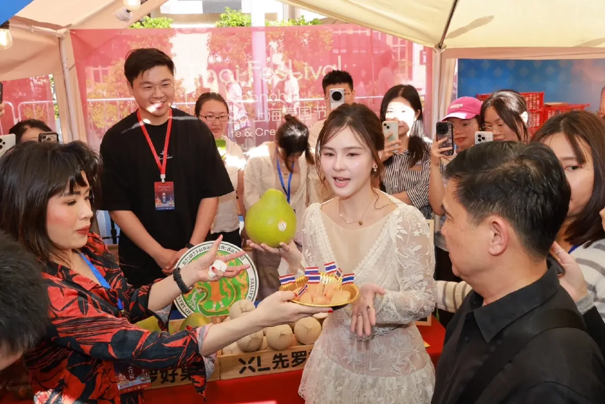 “พาณิชย์ " ชูกลยุทธ์ผลไม้ไทยพรีเมียมบุกเซี่ยงไฮ้ ดึง “ออม สุชาร์” สร้างการรับรู้ พร้อมจับมือ Ole รุกคาเฟ่ขยายตลาดผู้บริโภคชาวจีนยุคใหม่