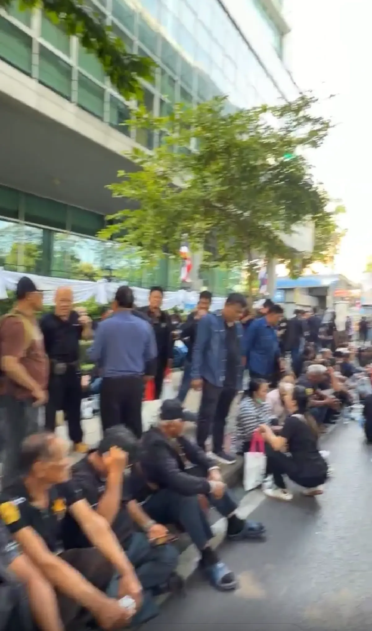 ด่วน ชุมนุมใหญ่ 2,500 คน ปิดถนนหน้ากระทรวงอุตฯ ขอเงินช่วยเหลือไร่อ้อย