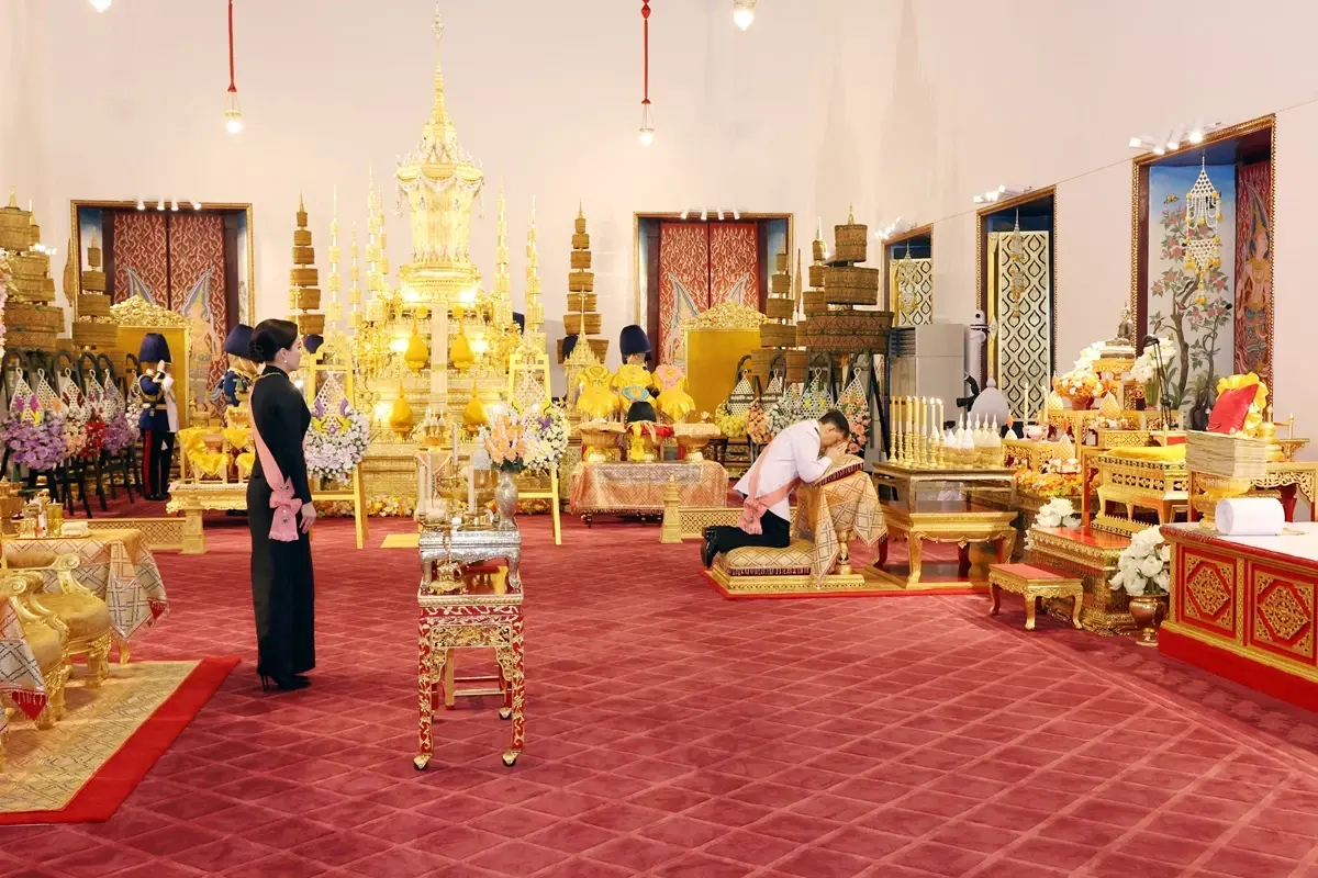 ในหลวง-พระราชินี เสด็จฯ ไปในการพระราชพิธีทรงบำเพ็ญพระราชกุศลปัณรสมวาร (15 วัน)
