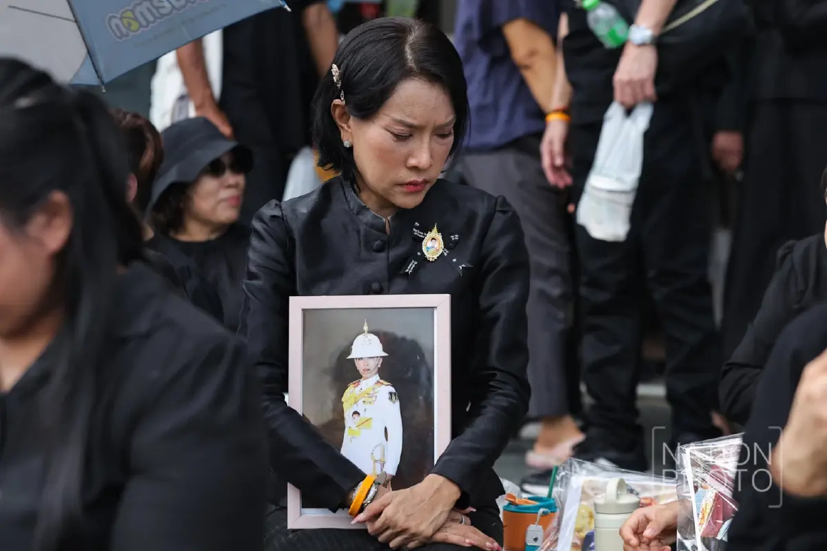 พสกนิกรปักหลักรอขบวนเชิญพระศพ “เจ้าฟ้าพัชรกิติยาภาฯ” หน้าพระบรมมหาราชวัง