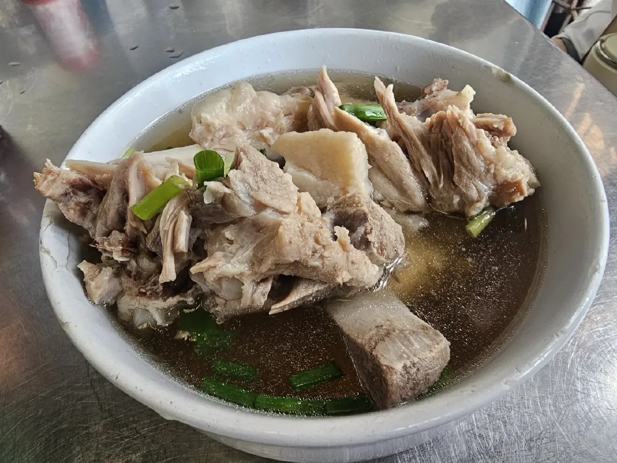 'โกวใหญ่' ก๋วยเตี๋ยวหมูต้มยำ เย็นตาโฟรสเด็ด แห่ง ลาดพร้าว-วังหิน
