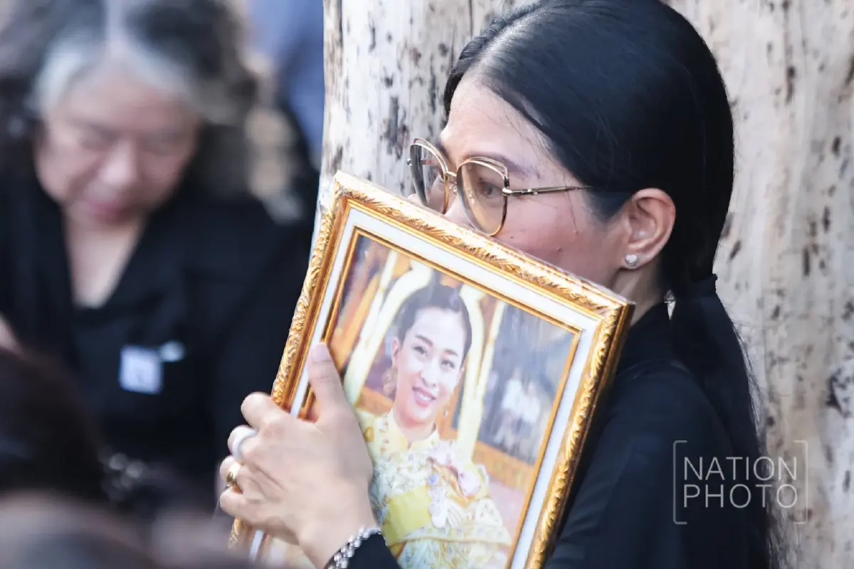 ในหลวง-พระราชินี เสด็จฯ นำขบวนเชิญพระศพ “เจ้าฟ้าพัชรกิติยาภาฯ” สู่พระบรมมหาราชวัง