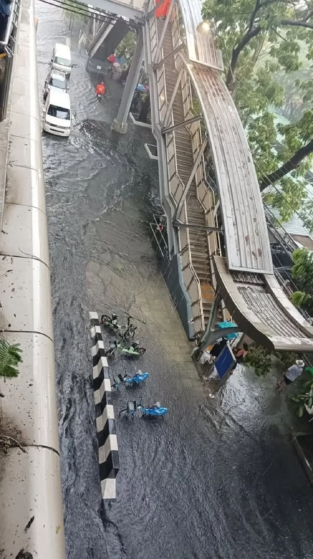 ทั่วกรุงเทพ ฝนตกหนัก มืดฟ้ามัวดิน พหลโยธิน - ม.เกษตร น้ำท่วม รถติด