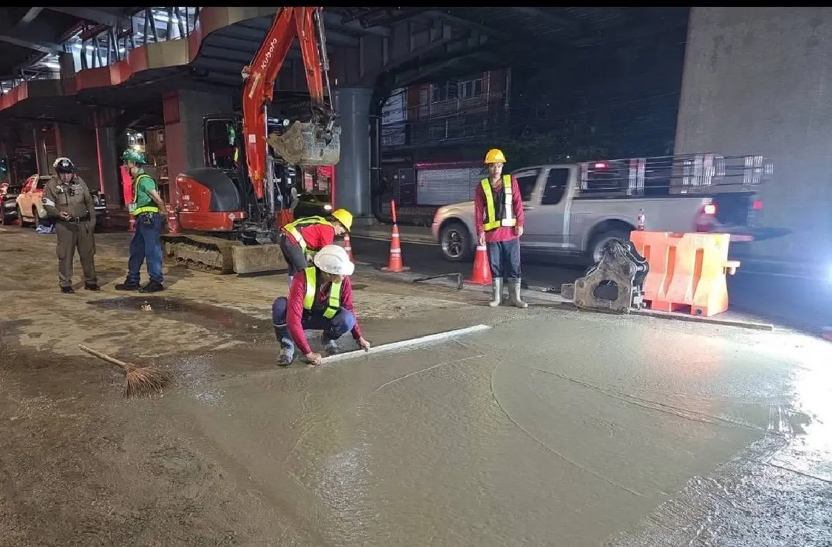 คืบหน้าล่าสุด ถนนทรุดตัว หน้าโลตัสบางกะปิ ปิดซ่อมซ้ำ รอปูนแห้ง