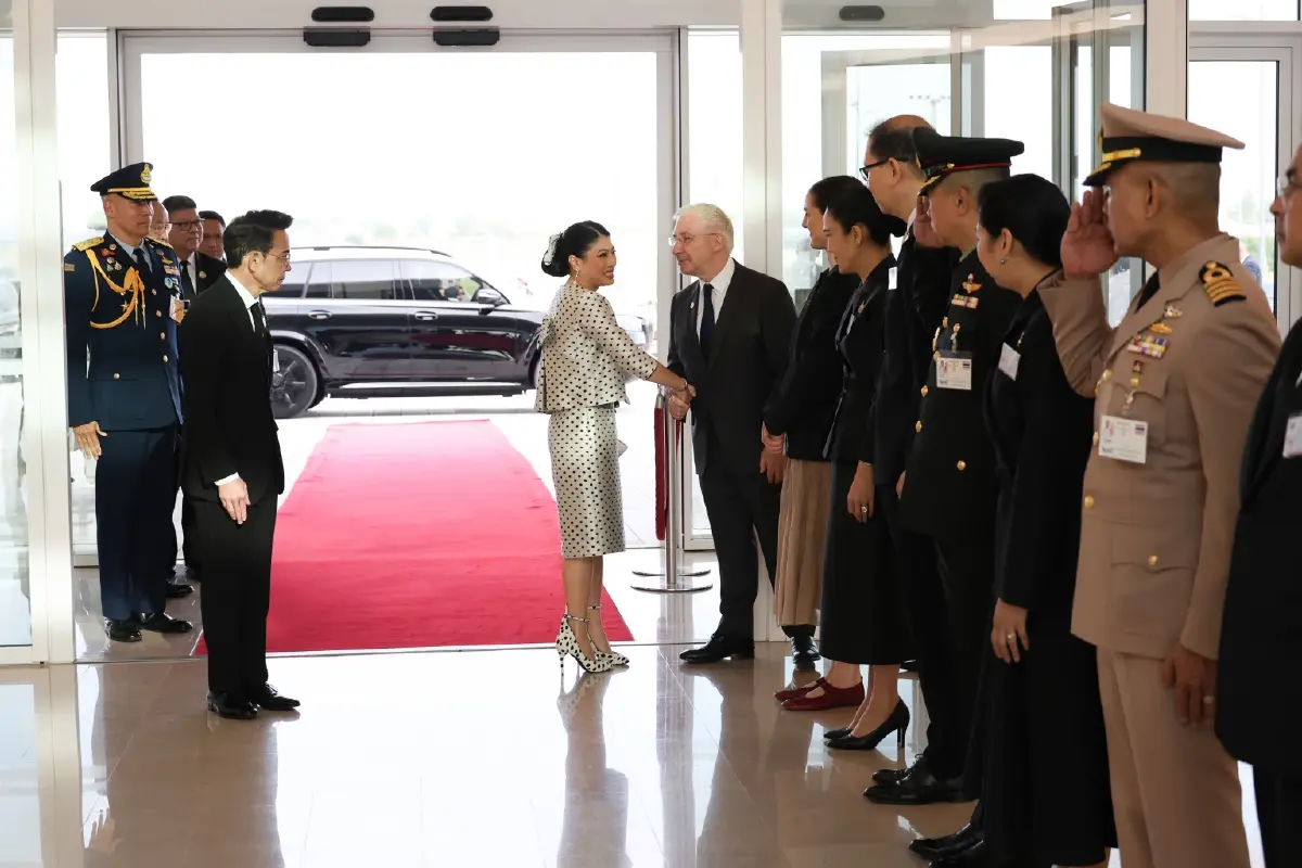 ในหลวง-พระราชินี เสด็จฯ ถึงฝรั่งเศส เจ้าฟ้าสิริวัณณวรี เฝ้าฯ รับเสด็จ