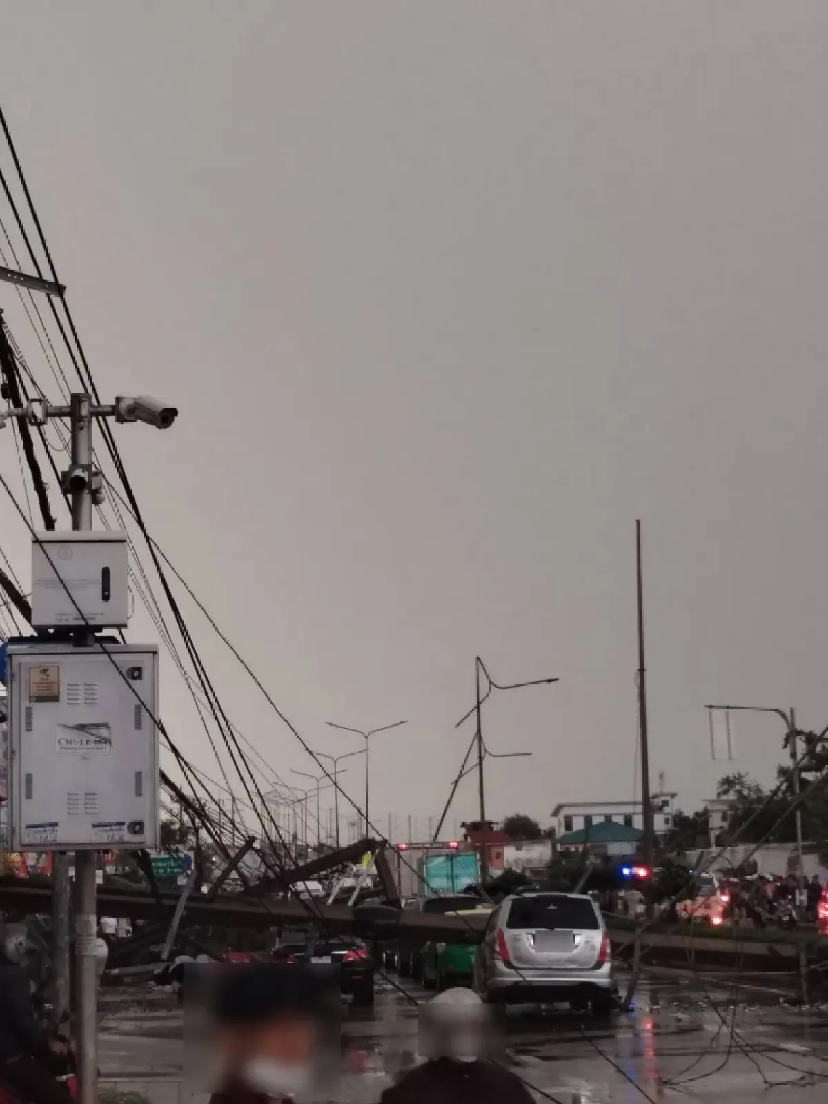 ระทึก พายุฝนถล่ม เสาไฟฟ้าล้มนับ 10 ต้น ทับรถ-บ้าน เจ็บ 1 ราย ไฟดับวงกว้าง