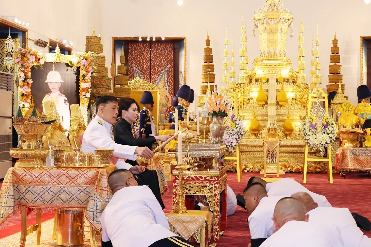 ในหลวง-พระราชินี เสด็จฯ ไปในการพระราชพิธีทรงบำเพ็ญพระราชกุศลปัณรสมวาร (15 วัน)