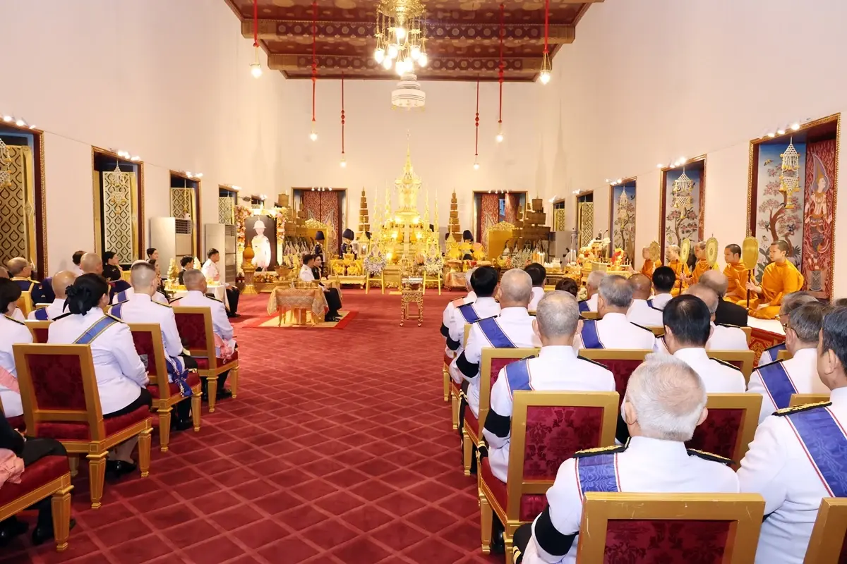 ในหลวง-พระราชินี เสด็จฯ ไปในการพระราชพิธีทรงบำเพ็ญพระราชกุศลปัณรสมวาร (15 วัน)