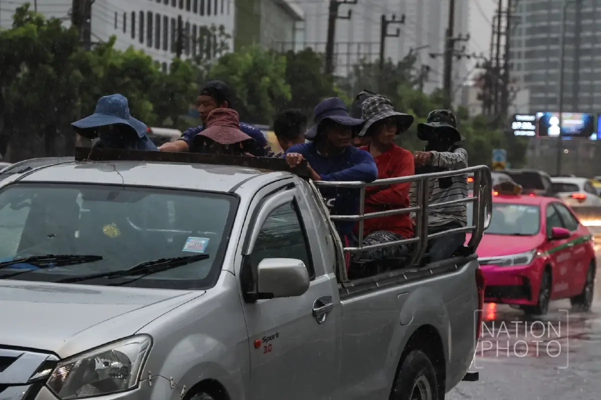 ฝนถล่มกรุง รัชดาน้ำท่วมขัง รถเล็กสัญจรลำบาก อุตุฯ เตือนตกยาวถึง 20 มิ.ย.