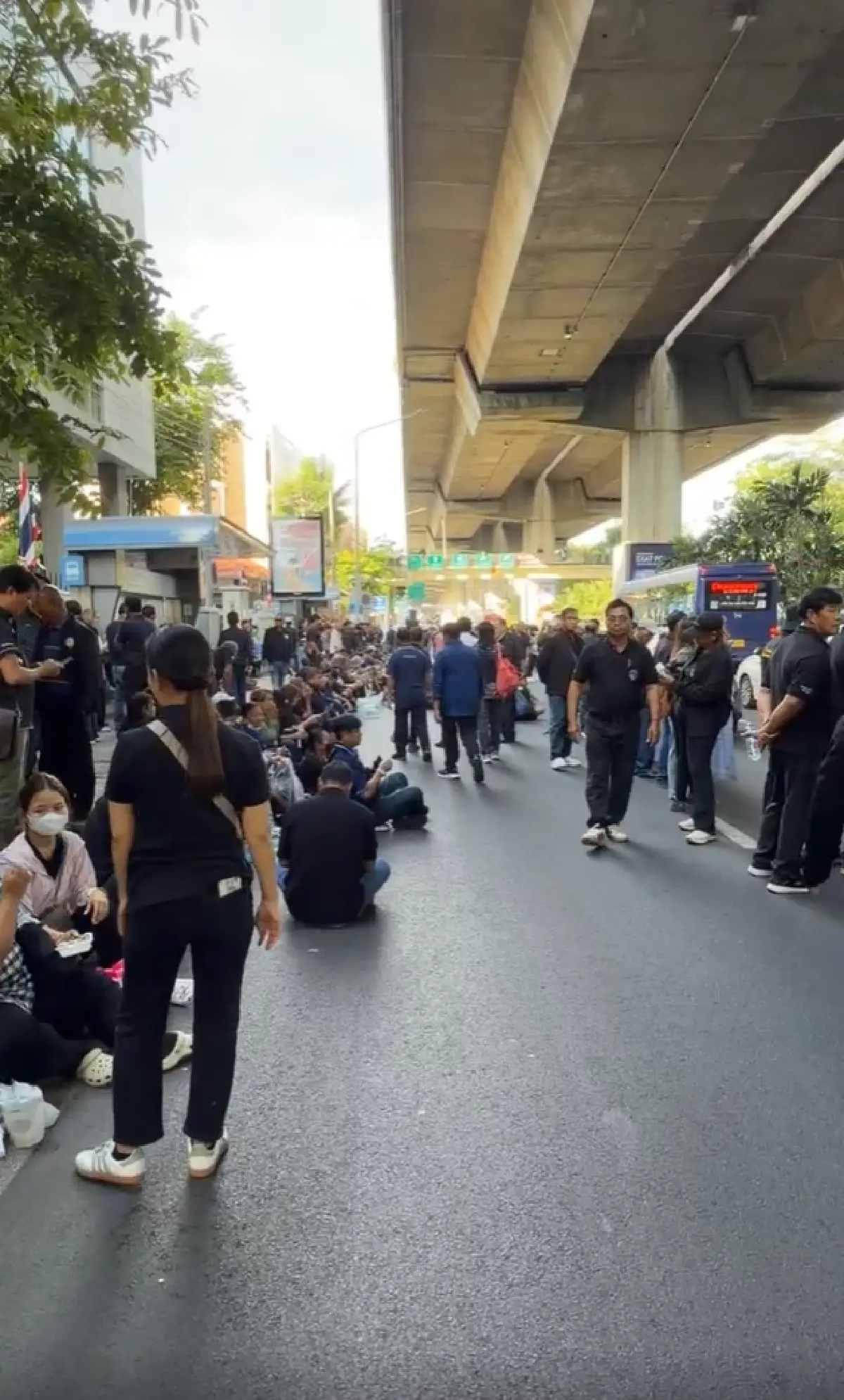ด่วน ชุมนุมใหญ่ 2,500 คน ปิดถนนหน้ากระทรวงอุตฯ ขอเงินช่วยเหลือไร่อ้อย