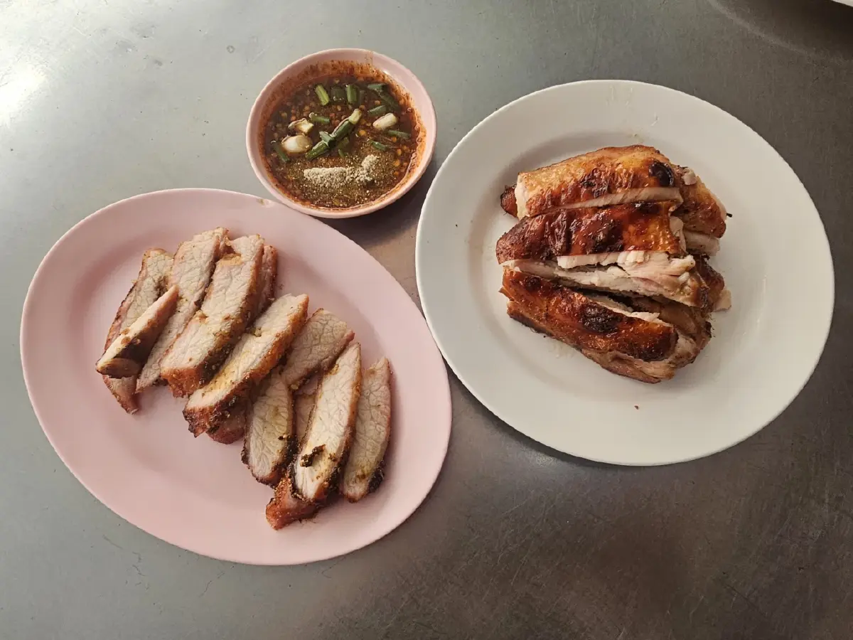 'เจ๊แดง สามย่าน' ตำนานร้านส้มตำมิชลินสตรีทฟู้ด  'คอหมูย่าง' นุ่มๆ