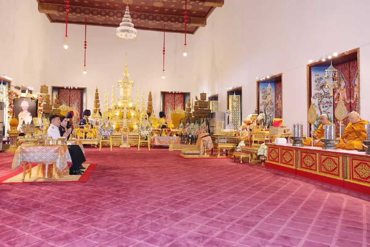 ในหลวง-พระราชินี เสด็จฯ ในการพระราชพิธีทรงบำเพ็ญพระราชกุศลปัณรสมวาร 15 วัน