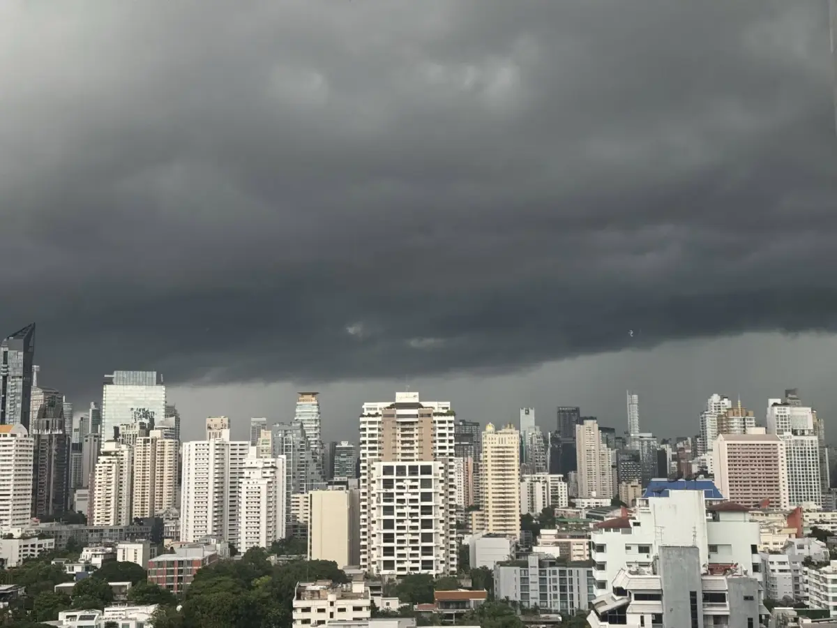 ทั่วกรุงเทพ ฝนตกหนัก มืดฟ้ามัวดิน พหลโยธิน - ม.เกษตร น้ำท่วม รถติด